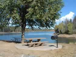 A picnic area at Lynx Lake.